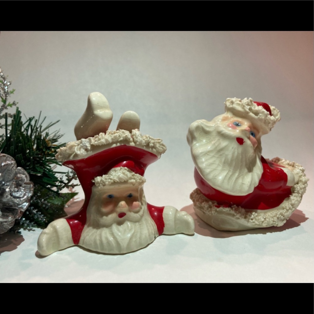 Vintage Napco Santas spaghetti-trim, cold-painted ceramic figurines, set of two